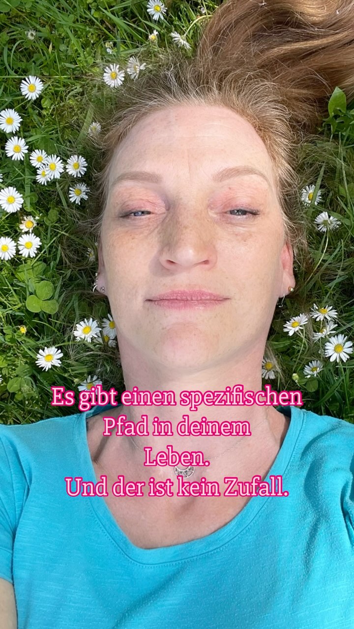 Wie ist das jetzt mit dem freien Willen? Wie kann etwas festgeschrieben sein und im Horoskop stehen, wenn wir doch manifestieren, beim Universum bestellen und das Gesetz der Anziehung für uns nutzen können? 

Unser Ego liebt es, die Kontrolle zu haben, und sich einzureden, dass es den Lauf der Dinge beeinflussen kann. 
Dennoch gibt es kein Ereignis, das für sich isoliert steht, keine Entscheidung, die nicht bewusst oder unbewusst durch die Vergangenheit beeinflusst wurde und zugleich wegweisend für zukünftige Geschehnisse ist. 

Wir sind keine Inseln, sondern eingebunden in eine Matrix aus Vergangenem, Umwelteinflüssen und Beziehungen mit unseren Mitmenschen. 

Wenn du dich länger mit Astrologie beschäftigst, wirst du erkennen, wie wenig freie Entscheidungen wirklich existieren. 

Und das ist eine gute Nachricht, meine ich. 
Du kannst dich zurücklehnen, und dich auf deiner Lebensreise führen lassen.

Das heißt nicht, dass es keine anstrengenden oder herausfordernden Zeiten mehr gibt, sondern dass du diesen Zeiten entspannt begegnen kannst, wenn du weißt, was das Thema ist und wohin es führt. 

Dein Horoskop zeigt dir genau deinen Weg. 

#psychologischeastrologie #astrologie #astrologielernen #horoskop #sternzeichen